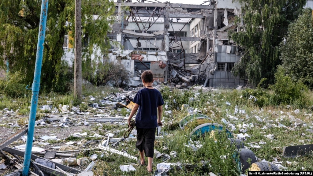 Російська армія зруйнувала школу у Бахмутіі. Прицільний обстріл 8 червня вранці повністю зруйнував навчальний заклад. До повномасштабного вторгнення Росії в Україну у цій школі навчалося 400 дітей