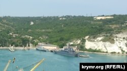 БДК Балтийского флота России «Королев» пришвартован в Сухарной бухте Севастополя