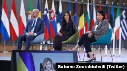 ევროპული საბჭოს პრეზიდენტი შარლ მიშელი, ნობელის მშვიდობის პრემიის ლაურეატი ნადია მურადი (ცენტრში), საქართველოს პრეზიდენტი სალომე ზურაბიშვილი. უკრაინის პირველი ლედი ოლენა ზელენსკა ვიდეოჩართვის დროს (ეკრანზე).