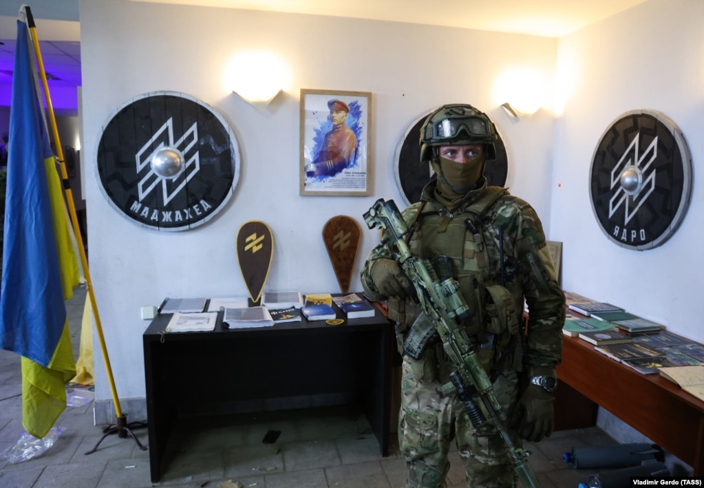 Një ushtarak rus brenda asaj që agjencia e lajmeve TASS e përshkruan si "baza e braktisur" e Batalionit Azov të Ukrainës në Mariupol më 18 maj.