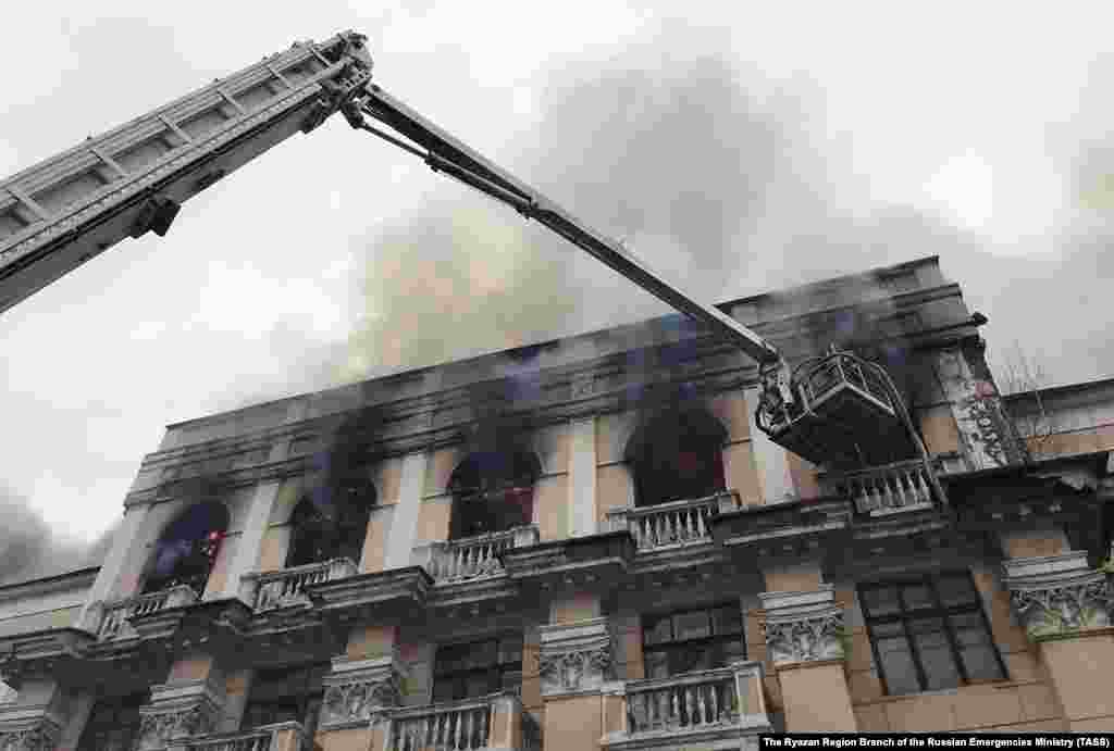 A historic building in Ryazan, 180 kilometers southeast of Moscow, burns on April 1.&nbsp;