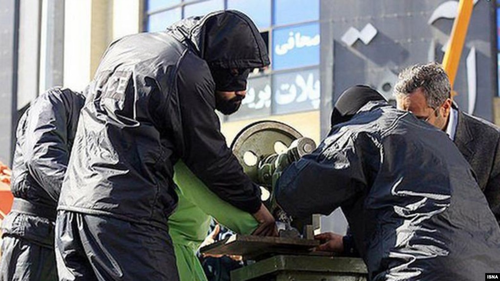 عکسی که پیشتر از دستگاه گیوتین مورد استفاده در قطع انگشتان دست محکومان منتشر شده است
