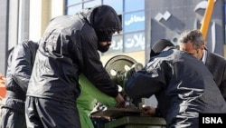 عکسی که پیشتر از دستگاه گیوتین مورد استفاده در قطع انگشتان دست محکومان منتشر شده است