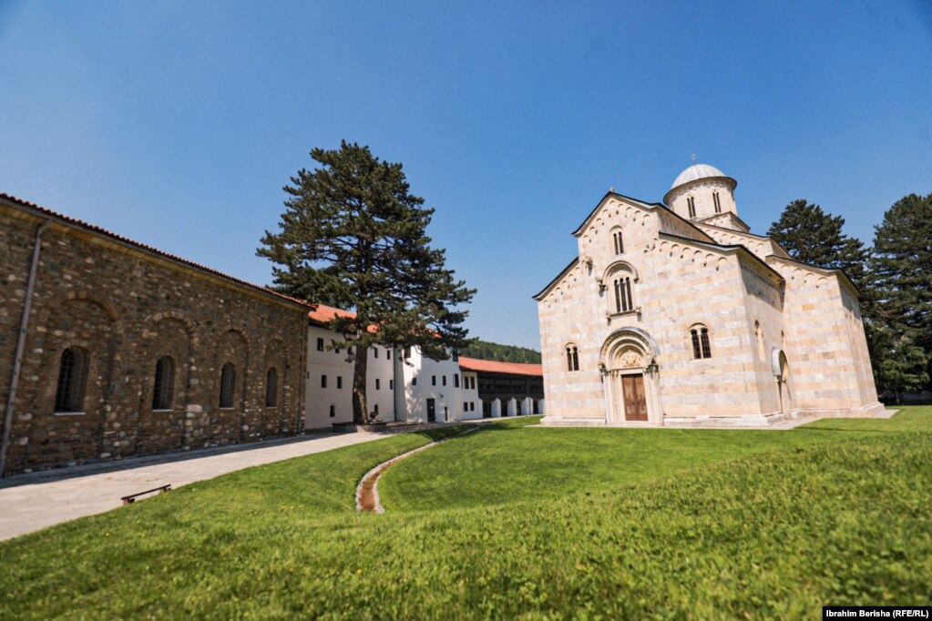 Manastiri i Deçanit është pjesë e Kishës Ortodokse&nbsp;Serbe dhe menaxhohet nga Dioqeza e Rashkës dhe Prizrenit.&nbsp;