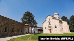 Manastiri i Deçanit, mes bukurisë dhe mospajtimeve