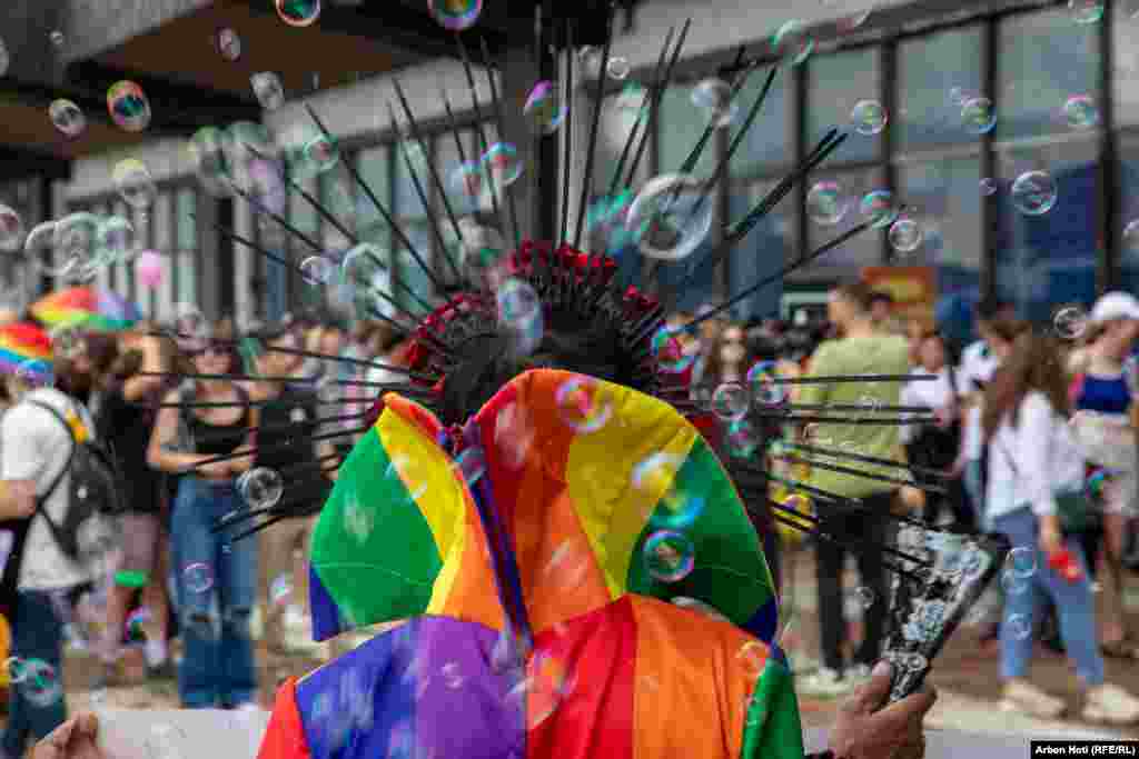 Pjesëmarrësit duke marshuar gjatë një Parade të Krenarisë të komunitetit LGBT në Prishtinë, Kosovë, më 9 qershor.