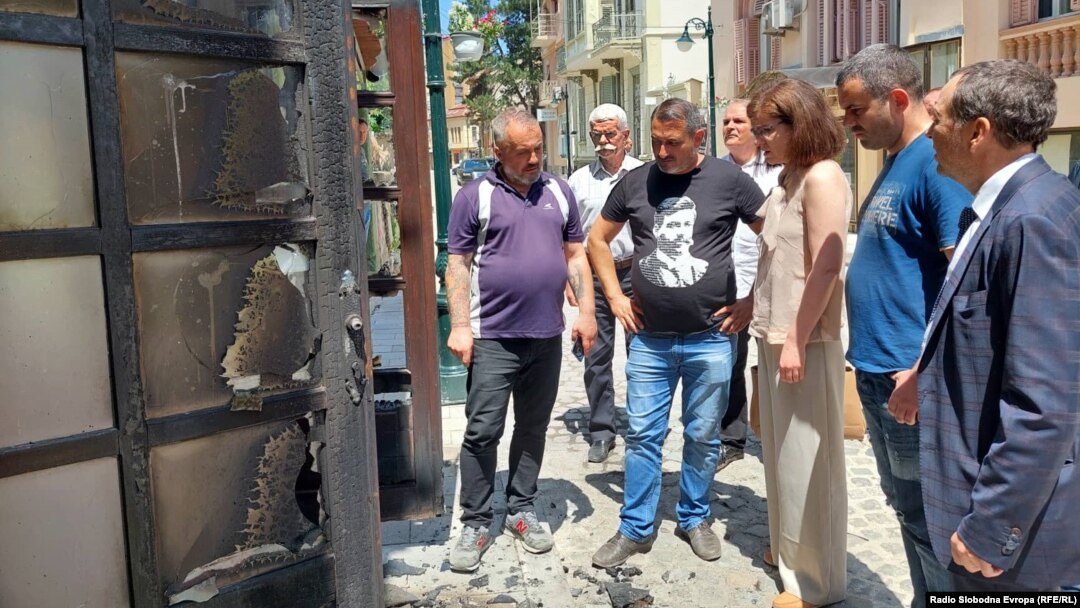 Бугарската министерка за надворешни работи Теодора Генчовска во посета на опожарениот Културен центар Ванчо Михајлов во Битола 