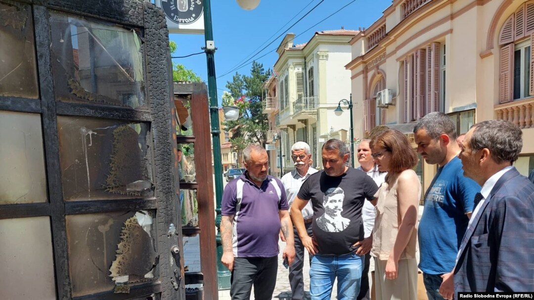 Бугарската министерка за надворешни работи Теодора Генчовска во посета на опожарениот Културен центар Ванчо Михајлов во Битола