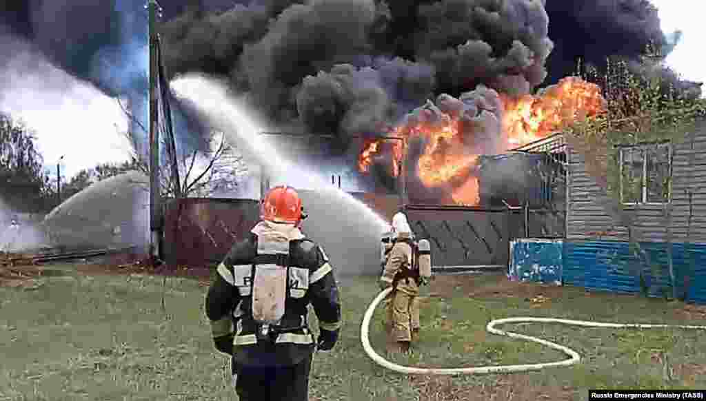 Пожарникари се борат со пожарот во складиште за неидентификувани растворувачи во руската област Нижни Новгород на 4 мај.
