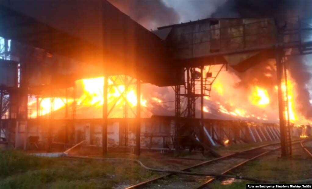 Zjarri përfshin një depo magazinimi për farat e lulediellit pranë Penzës, një qytet 550 kilometra në juglindje të Moskës, më 21 maj.&nbsp; &nbsp;