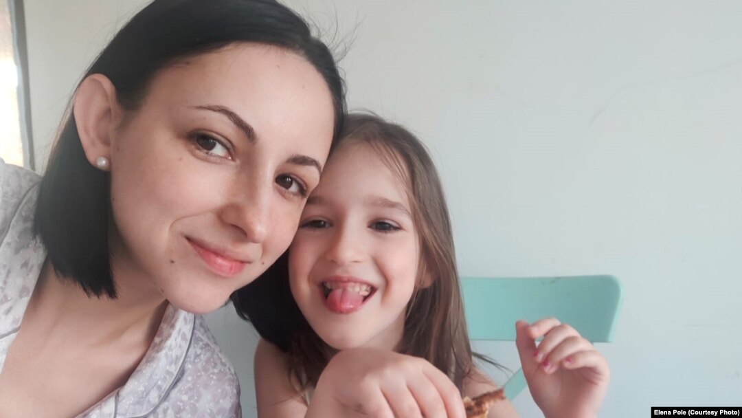 Elena Pole și fiica ei Katia, în prima zi la București. Ele sunt în Capitala României din 10 martie