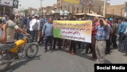 Pensioners and retired government employees continued protests in more than a dozen Iranian cities on June 7.