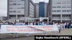 Doktori u Banjaluci protestuju u znak podrške ministru zdravlja Alenu Šeraniću koji se našao na listi američkih sankcija; 9. juni 2022. 