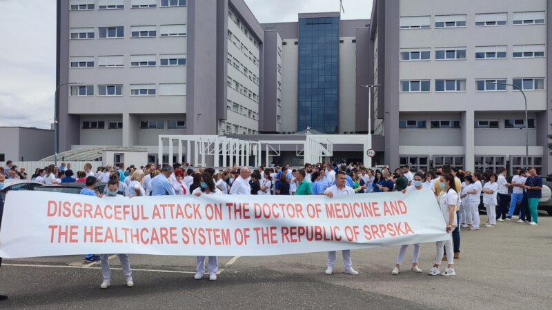 Medicinari u Banjaluci na skupu podrške ministru Šeraniću, nakon sankcija SAD-a