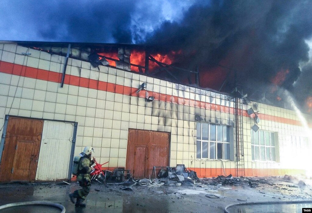 Një zjarr në një stacion shërbimi në Timen më 4 qershor. Si dhe flakët e dokumentuara në këtë galeri, disa sulme me zjarrvënie ndaj zyrave të rekrutimit ushtarak thuhet se kanë ndodhur gjithashtu në të gjithë Rusinë që kur vendi filloi pushtimin e Ukrainës më 24 shkurt. &nbsp;