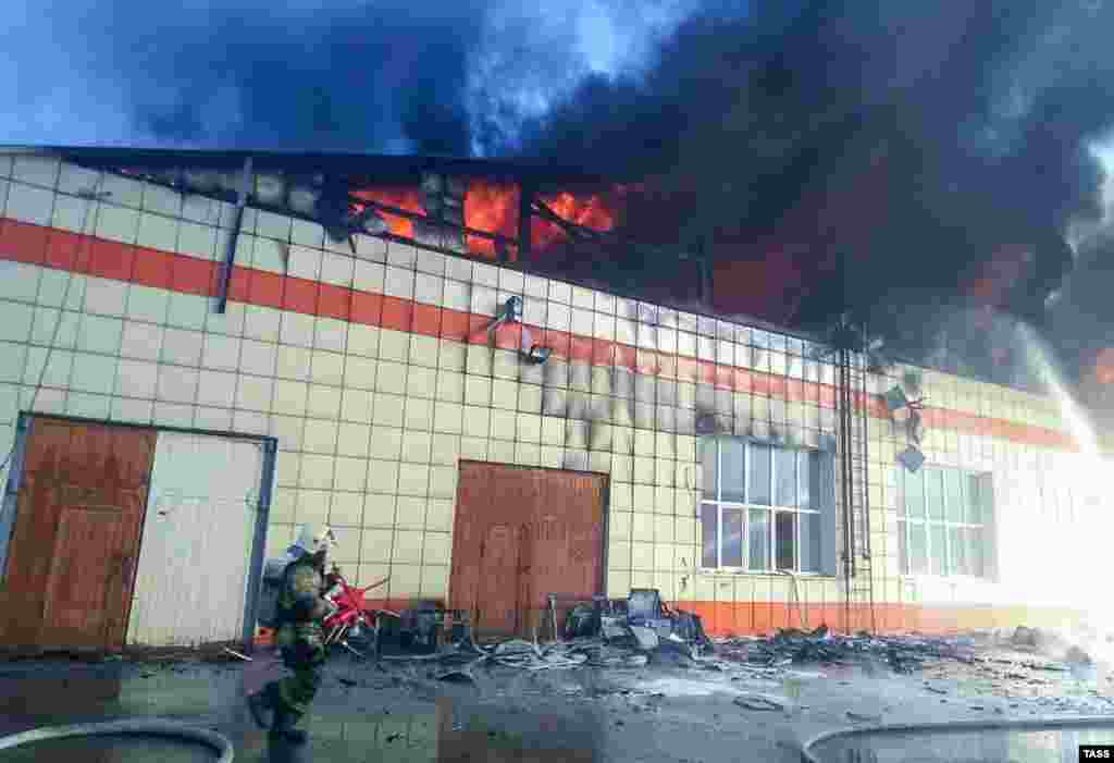 Пожар на сервисна станица во Тимен на 4 јуни. Како и пожарите документирани во оваа галерија, неколку подметнати пожари имало и во канцеларии за регрутирање на војската низ цела Русија откако земјата ја започна својата инвазија врз Украина на 24 февруари.