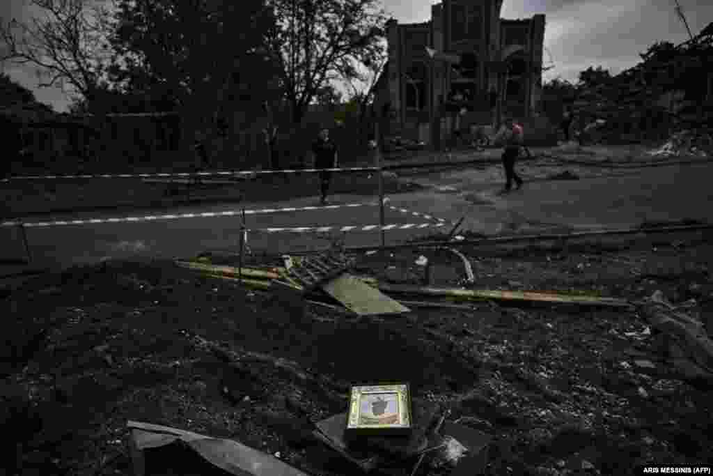 Икона Богородицы среди обломков разрушенных домов в Дружковке. Один местный житель сказал: &laquo;Это было как в фильме ужасов&raquo;.