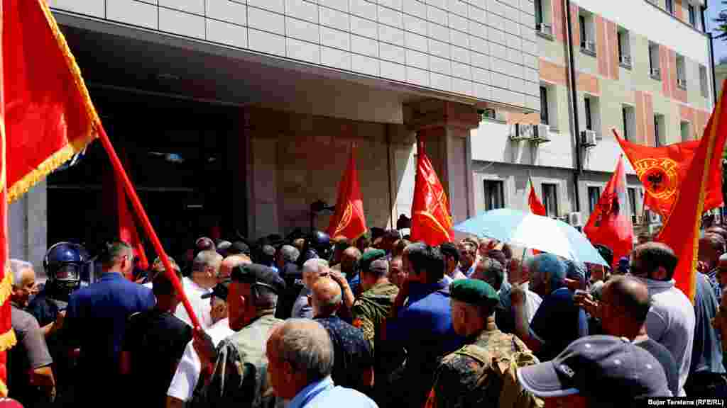 Protesta e mbështetur nga Organizata e Veteranëve të Luftës së Ushtrisë Çlirimtare të Kosovës, (OVL-UÇK) ishte paraparë të mbahej para Kuvendit, në shenjë pakënaqësie për mospërfshirjen e tyre në rritjen e pagës minimale.