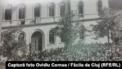 Mulțimi de oameni adunate lângă clădirea Universității din Cluj, vizitată de Familia Regală la zece ani de la inaugurarea acesteia.