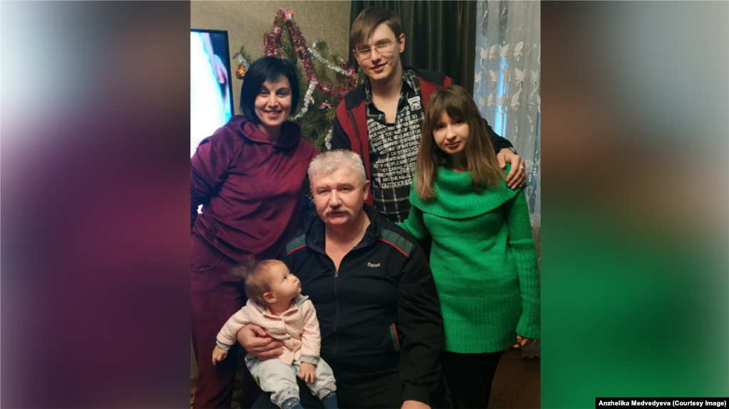Родина Медведєвих святкує новий 2022 рік