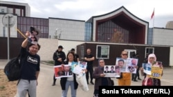Пикет перед посольством Китая в казахстанской столице. Его участники требуют освободить своих близких из-под стражи в Синьцзяне и позволить воссоединение семей. 8 июня 2022 года