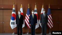 Kim Gunn, novi specijalni predstavnik Južne Koreje za pitanja mira i sigurnosti na Korejskom poluotoku, njegov američki kolega Sung Kim i japanski kolega Takehiro Funakoshi uoči sastanka u Ministarstvu vanjskih poslova u Seulu u Južnoj Koreji, 3. juna 2022