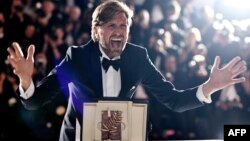 Шведският режисьор Рубен Остлунд ликува с втората си награда Златна палма от кинофестивала в Кан, 28 май 2022 г.