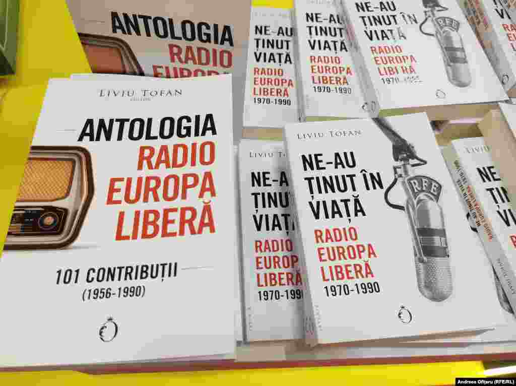 Cartea &bdquo;Ne-au ținut în viață&rdquo; descrie viata redacției Radio Europa Liberă de la Munchen, în care lucrau 46 de oameni, nu 200 de persoane,&nbsp; așa cum credeau securiștii de la București. Liviu Tofan spune că toată lumea asculta Europa Liberă, chiar și securiștii, cu toate că era un post interzis de comuniști. Volumul cuprinde documente precum &bdquo;Planul de Măsuri al Securității din 1990&rdquo; din 18 august 1989, în care sunt descrise etapele pe care celebrul Carlos Șacalul trebuia să le îndeplinească ca să anihileze redacția.&nbsp;