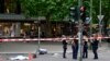 ماموران پلیس در کنار جسد فرد کشته‌شده در حادثه روز چهارشنبه در برلین