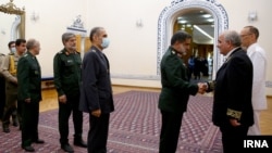 صف نظامیان جمهوری اسلامی برای دست دادن با لوان جاگاریان، سفیر روسیه در ایران