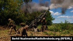 Militari ucraineni trag un proiectil dintr-un obuzier M777 Howitzer, în regiunea Donețk, Ucraina, 6 iunie 2022.