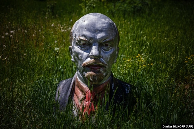 Bista osnivača Sovjetskog Saveza Vladimira Lenjina u šumi unutar černobiljske zone isključenja 29. maja 2022. godine, usred ruske invazije na Ukrajinu.