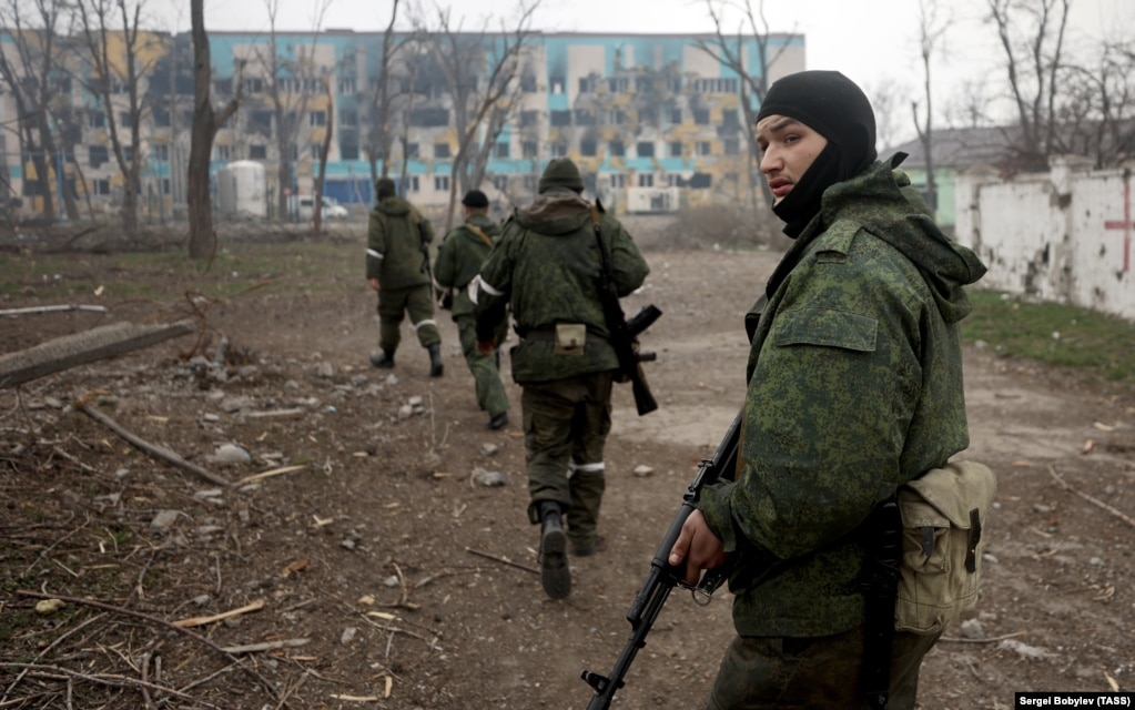 Militantët pro-rusë në periferi të Mariupolit më 9 prill. &nbsp;
