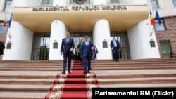 Președintele Camerei Deputaților din Parlamentul României, Marcel Ciolacu (stânga) și președintele Parlamentului R. Moldova, Igor Grosu, Chișinău, 6 iunie 2022