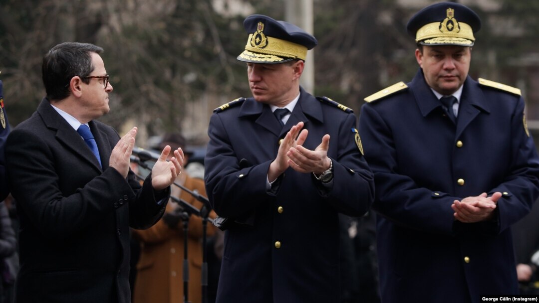 Eduard Hellvig, directorul Serviciului Român de Informații (stânga) a evitat, într-o conferință organizată săptămâna trecută, să spună dacă serviciul pe care îl conduce a fost implicat în redactarea legilor securității naționale. 