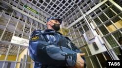 Сотрудник ФСИН России в следственном изоляторе, иллюстративная фотография