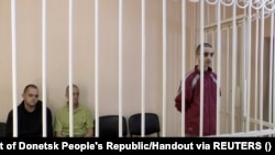ایدن اسلیم و شوان پینتر، دو شهروند بریتانیایی و ابراهیم سعدوم، شهروند مراکشی در یکی از زندان‌های جمهوری خود خوانده دونتسک 