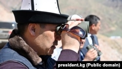 Президент Садыр Жапаров "Камбар-Ата-1" ГЭСиндеги жарылуу иштерине көз салууда. 08.06.2022