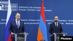 Министр иностранных дел России Сергей Лавров (слева) и глава МИД Армении Арарат Мирзоян на пресс-конференции, Ереван, 9 июня 2022 г. 