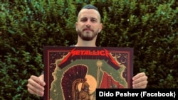 Дидо Пешев с първия си плакат за "Металика" 