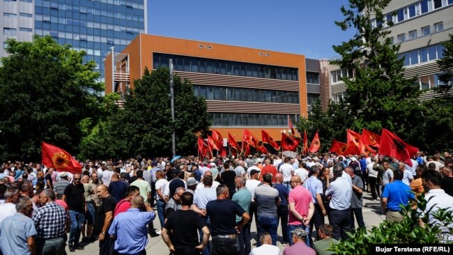 Veteranë duke protestuar para Kuvendit të Kosovës.