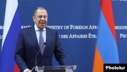 Ministrul rus de Externe, Serghei Lavrov a propus Ucrainei să renunțe la a-și apăra orașele port prin minarea plajelor în schimbul coridoarelor sigure pentru navele cu grâne. Odesa este unul din orașele apărate în acest fel. Aici, pe 9 iunie 2022, în vizită în Armenia.