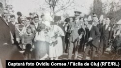 Regina Maria, întâmpinată cu un buchet de flori, la intrarea în Grădina Botanică din Cluj, sub privirile proaspătului rege Carol al II-lea. Lângă rege este directorul instituției, savantul Alexandru Borza.