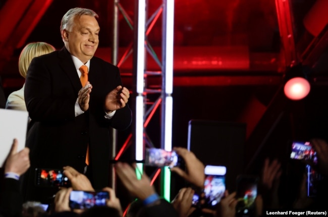 Kryeministri hungarez, Viktor Orban, duke festuar me mbështetësit e tij pas shpalljes së rezultateve paraprake që tregojnë rizgjedhjen e tij në Budapest, më 3 prill.