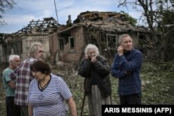 ადამიანები, რომელთა სახლები რუსეთის არმიამ 5 ივნისს დრუჟკივკაში სარაკეტო დარტყმის შედეგად გაანადგურა. ერთი ქალი ემსხვერპლა დაბომბვას.