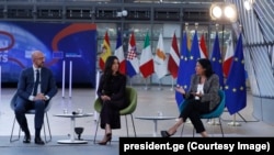ევროპული საბჭოს პრეზიდენტი შარლ მიშელი, ნობელის მშვიდობის პრემიის ლაურეატი ნადია მურადი (ცენტრში), საქართველოს პრეზიდენტი სალომე ზურაბიშვილი