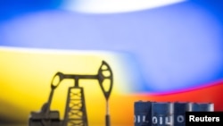 Росія знайшла спосіб обійти санкційне обмеження ціни на продаж нафти до Індії – Financial Times