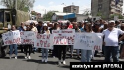 Armenia - Opposition supporters demonstrate outside the EU Delegation in Yerevan, June 7, 2022.