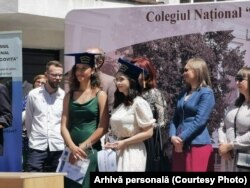 Diana și Daria la festivitate de absolvire a clasei a XII-a, pe care au încheiat-o ca șefe de promoție, cu medie maximă.