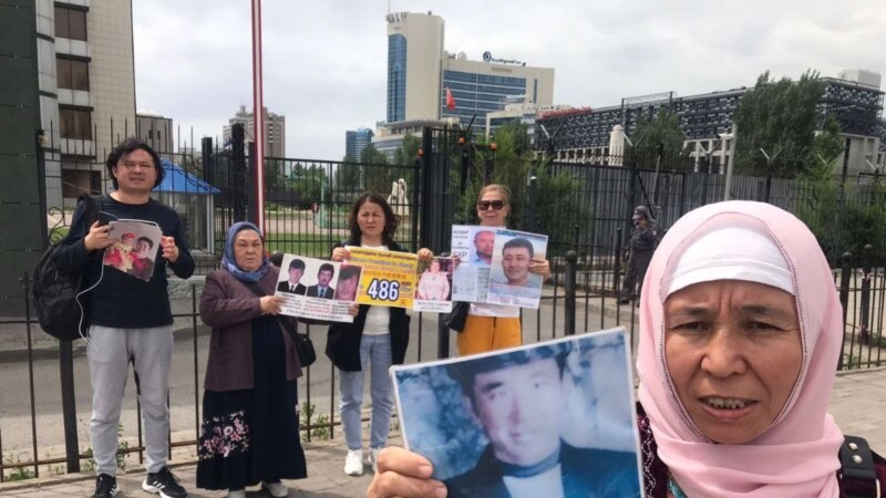 В Нур-Султане группа граждан потребовала освободить задержанных в Синьцзяне родственников на фоне визита главы МИД Китая в Казахстан